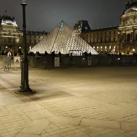 Cosy Next To Louvre Paříž