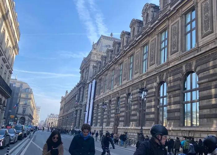 Cosy Next To Louvre
