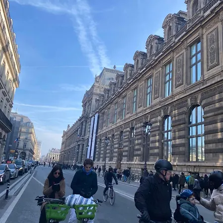Cosy Next To Louvre